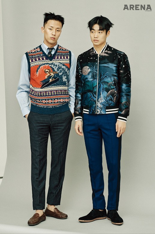 (왼쪽부터) 하늘색 셔츠·줄무늬 타이· 서핑하는 테디 베어 무늬의 니트 베스트·줄무늬 팬츠·갈색 로퍼 모두 가격미정 폴로 랄프 로렌 제품.
밤 풍경을 전면에 그린 블루종· 남색 팬츠 모두 가격미정 폴 스미스, 검은색 스웨이드 슈즈 보테가 베네타 제품.