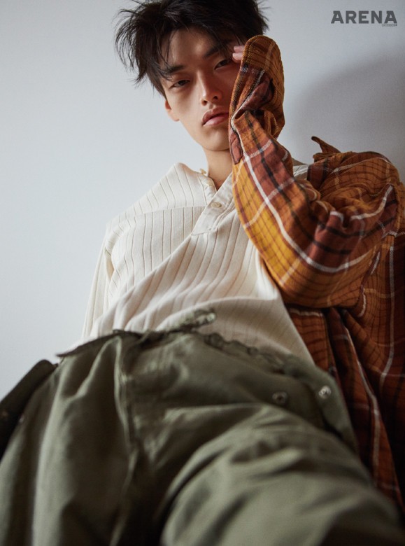 주황색 체크 셔츠 22만9천원 리바이스, 크림색 헨리넥 티셔츠 21만8천원 하버색 by 오쿠스, 카키색 팬츠 29만8천원 YMC 제품.