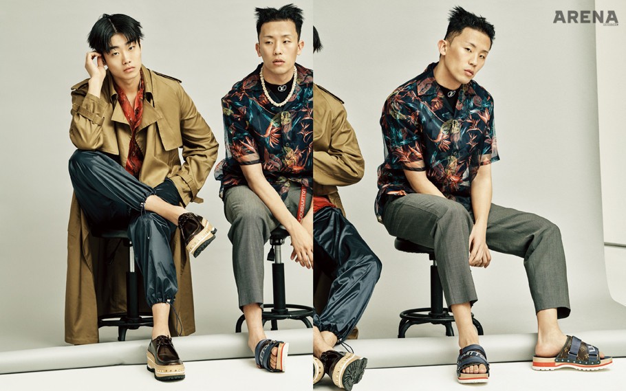 (왼쪽부터) 빨간색 하와이안 셔츠·오간자 소재의 하와이안 셔츠·검은색 나일론 소재 팬츠·카키색 트렌치코트·플랫폼 슈즈 모두 가격미정 루이 비통 제품.
검은색 모크넥 티셔츠·흰색 목걸이·오간자 소재의 검은색 셔츠·회색 팬츠·빨간색 키링·투박한 슬리퍼 모두 가격미정 루이 비통 제품.