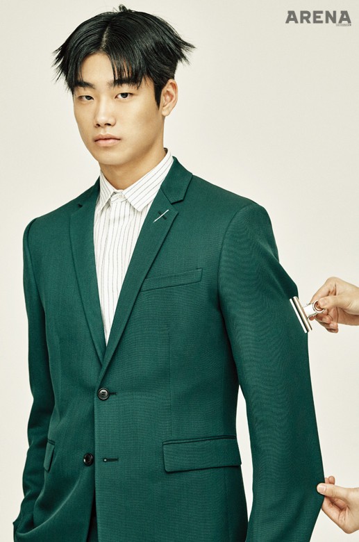 레터링으로 이뤄진 줄무늬 셔츠·짙은 녹색 수트 모두 가격미정 디올 옴므 제품.