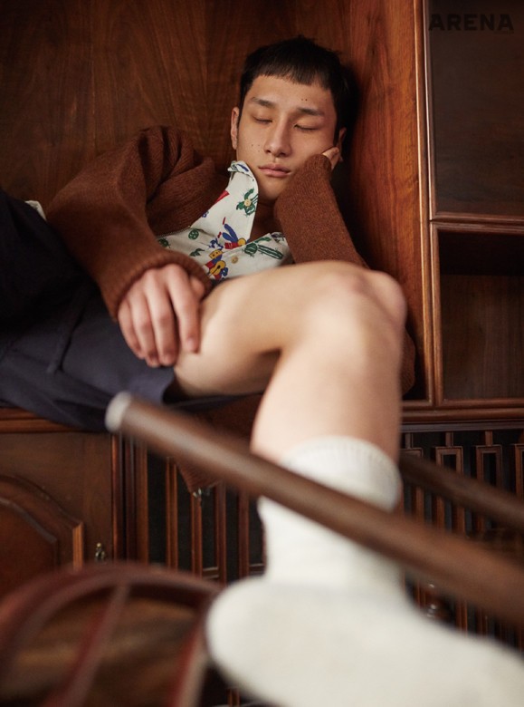 갈색 집업 카디건 30만8천원 크리퍼스큘 by 1LDK, 하와이안 셔츠 23만8천원·감색 쇼츠 19만8천원 모두 YMC, 양말 에디터 소장품.