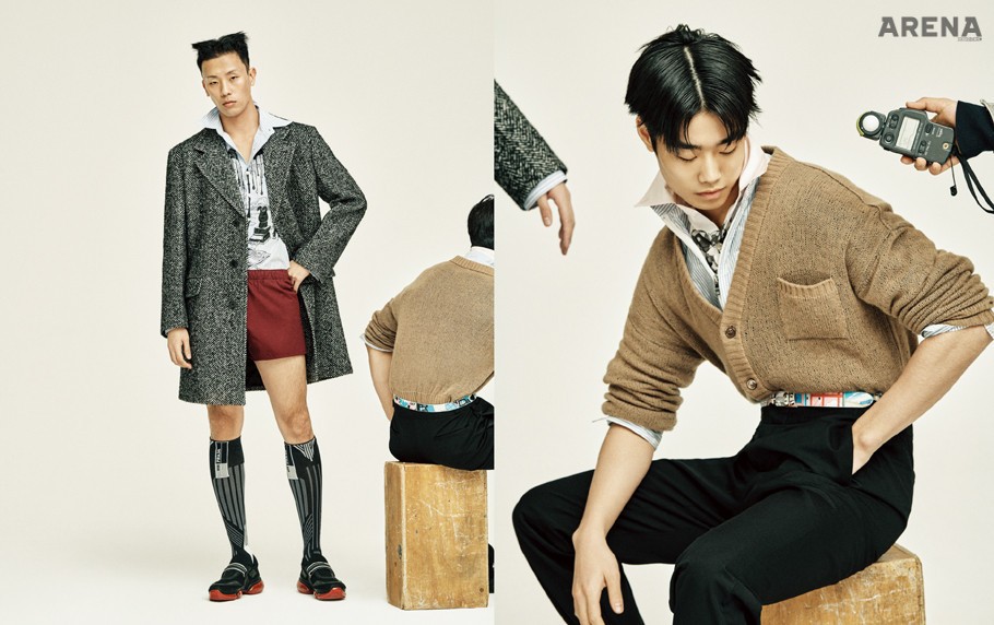 (왼쪽부터) 일러스트가 그려진 하늘색 줄무늬 셔츠·헤링본 소재 코트·와인색 반바지·검은색 니삭스·검은색 슈즈 모두 가격미정 프라다 제품.
일러스트가 그려진 흰색 셔츠·나일론 소재 줄무늬 집업 셔츠·베이지색 카디건·일러스트로 채운 벨트·검은색 나일론 소재 팬츠 모두 가격미정 프라다 제품. 