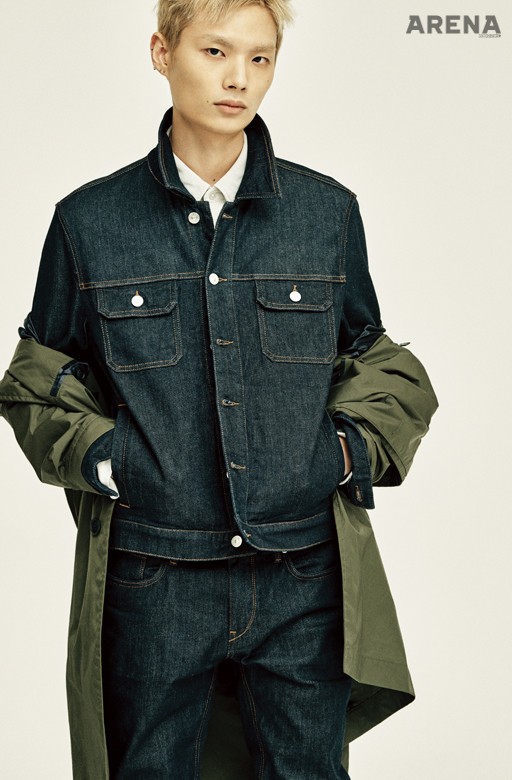 흰색 폴로 셔츠·셀비지 데님 재킷·셀비지 데님 팬츠·카키색 코트 모두 가격미정 휴고 보스 제품.