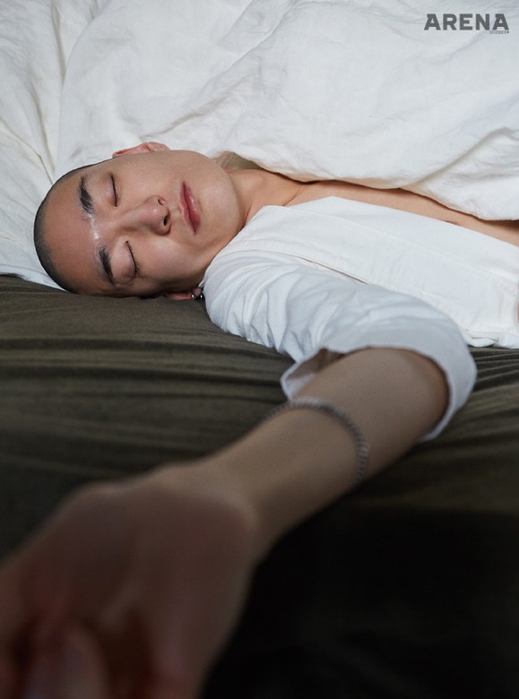 울 소재 흰색 잠옷 10만4천원 모노피스파, 실버 팔찌 에디터 소장품.