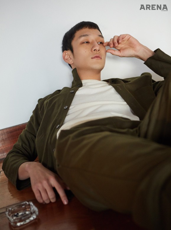 카키색 잠옷 13만8천원 멜트, 크림색 티셔츠 14만8천원 YMC, 해골 문양이 들어간 유리  재떨이 4만5천원 허프 by 오쿠스 제품.