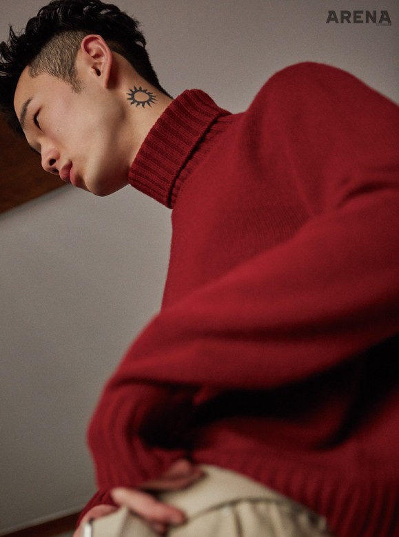 빨간색 캐시미어 터틀넥 니트 73만5천원 이스트 하버 서플러스 by 샌프란시스코 마켓, 벨트가 달린 베이지색 와이드 팬츠 가격미정 아미 제품.