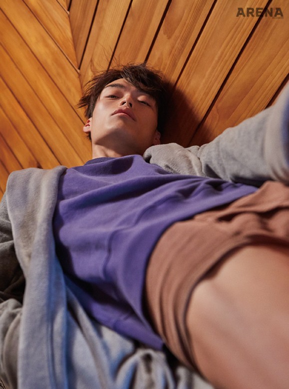 연회색 로브 20만원대 프리브 스푼스 클럽, 보라색 스웨트 셔츠 16만9천원 리바이스, 갈색 브리프 모델 소장품. 