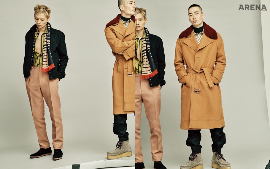 (왼쪽부터) 줄무늬 스카프·노란색 셔츠·검은색 재킷·분홍색 팬츠·스웨이드 소재 슈즈 모두 가격미정 보테가 베네타 제품.
짙은 녹색의 터틀넥 니트·로고 프린트로 채운 셔츠·퍼 트리밍 장식의 캐멀색 트렌치코트·검은색 나일론 소재 팬츠·모래색 스웨이드 소재 슈즈 모두 가격미정 발리 제품. 