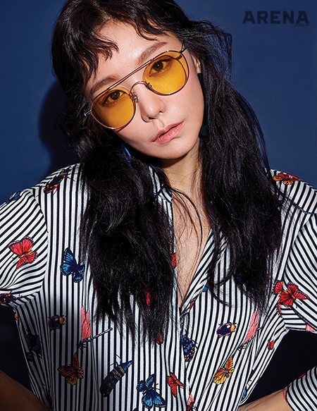 나비 프린트 점프수트는 자라, 선글라스는 그레이트 드리머, 귀고리는 삿치 제품.