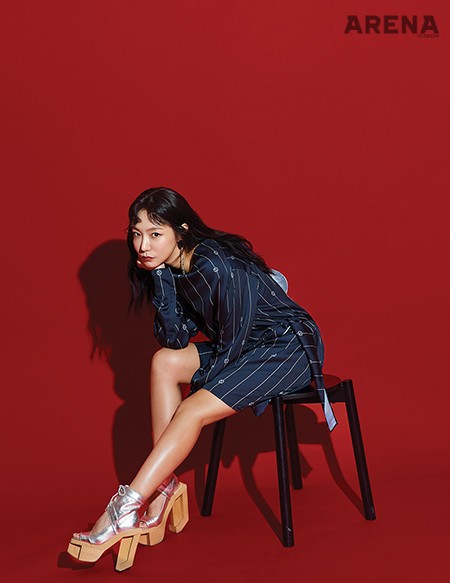 남색 줄무늬 원피스는 로우 클래식, 귀고리는 삿치, 신발은 제프리 캠벨 제품.