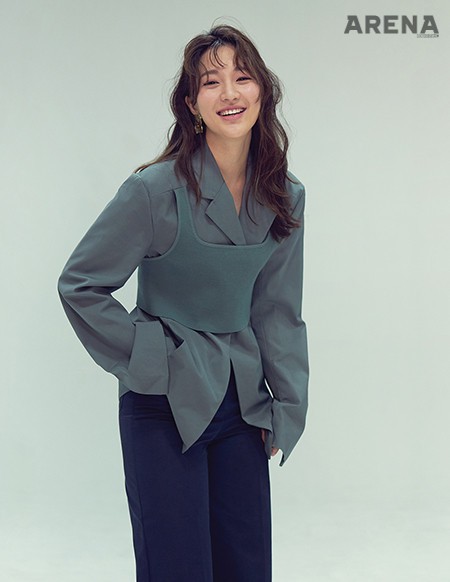 카키색 레이어드 재킷은 코스, 골드 이어링은 다이애그널×고이, 와이드 팬츠는 스타일리스트 소장품.