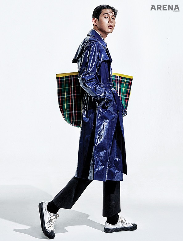 에나멜 소재 감색 코트·체크무늬 셔츠·검은색 팬츠·체크무늬 토트백 모두 가격미정 버버리, 스니커즈 6만3천원 엑셀시오르 제품.