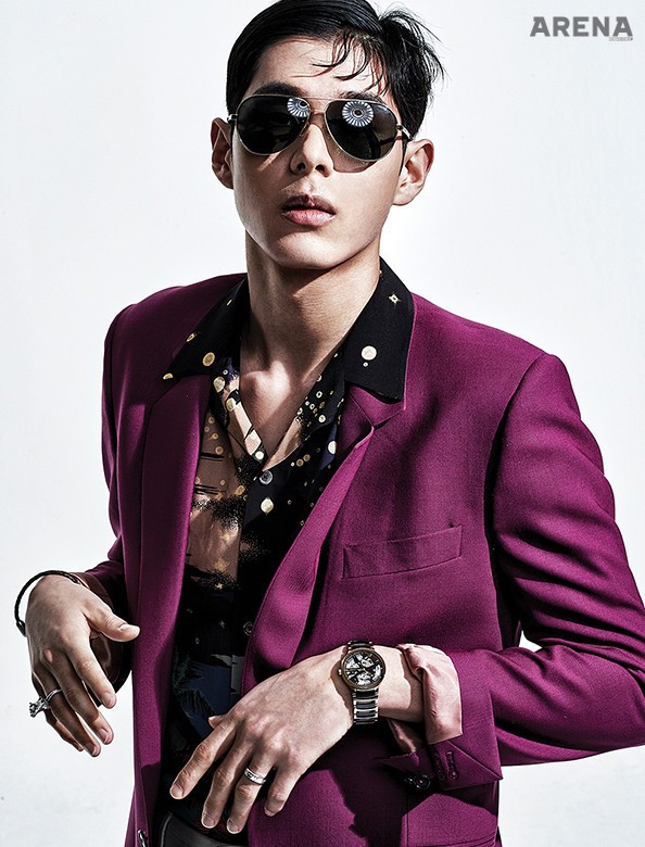 자주색 블레이저·패턴 셔츠 모두 가격미정 폴 스미스, 팬츠 15만원 코스, 보잉 선글라스 가격미정 폴리스 by 세원ITC, 금장 워치 2백50만원 라도, 가죽 팔찌 8만9천원·왼손 약지에 낀 실버 반지 8만9천원 모두 필그림, 오른손 약지에 낀 울프 헤드 실버 링 42만원, 불 헤드 실버 링 42만원 모두 구찌 제품.
