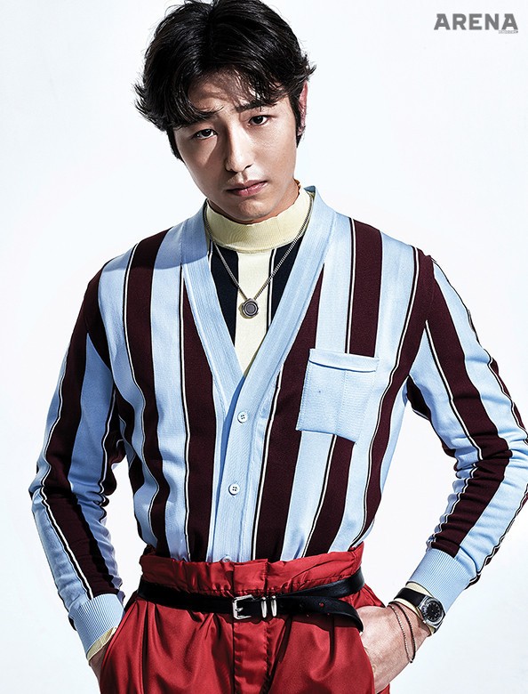 연두색 줄무늬 니트·줄무늬 카디건·바지·벨트 모두 가격미정 프라다, 실버 목걸이 28만원 나르, 검은색 시계 11만6천원 스와치, 팔찌 8만9천원 필그림 제품.