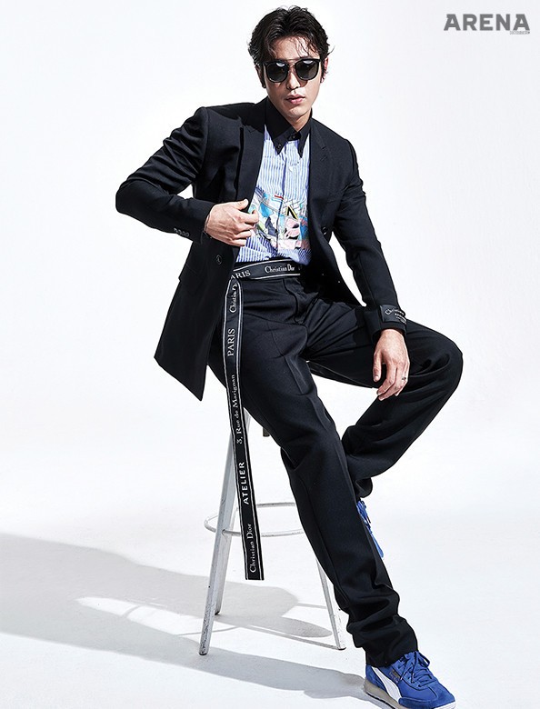 검은색 재킷·팬츠·벨트로 연출한 레터링 스카프 모두 가격미정 디올 옴므, 하늘색 패턴 셔츠 가격미정 프라다, 오버사이즈 선글라스 34만3천원 블랑앤에클레어 스니커즈 10만9천원 푸마 제품. 
