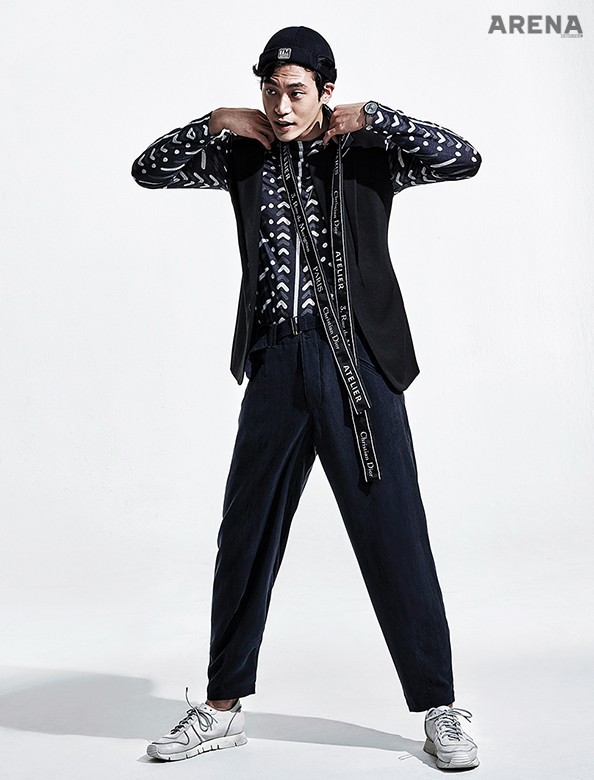 긴소매 패턴 티셔츠·감색 팬츠 모두 가격미정 조르지오 아르마니, 감색 베스트·레터링 스카프 모두 가격미정 디올 옴므, 감색 모자 45만원대 지제냐, 실버 목걸이 28만원 나르, 흰색 스니커즈 51만5천원 부테로, 실리콘 재질 워치 15만4천원 스와치 제품. 
