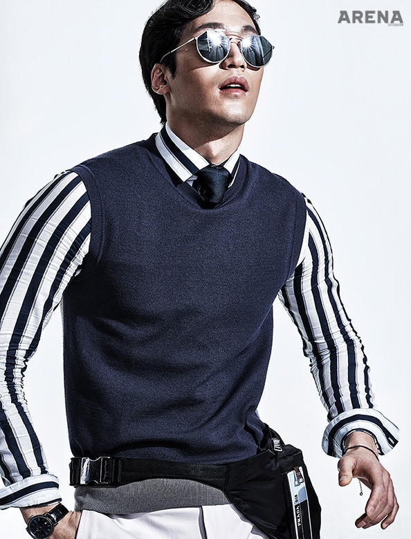 감색 니트 베스트 가격미정 브루노바피, 줄무늬 셔츠 17만5천원·감색 니트 타이 11만5천원·크림색 팬츠 21만9천원 모두 리스, 힙색 가격미정 프라다, 검은색 가죽 워치 2백33만원 라도, 얇은 실버 뱅글 8만9천원 모두 필그림, 멀티컬러 선글라스 가격미정 펜디 by 시원아이웨어 제품.