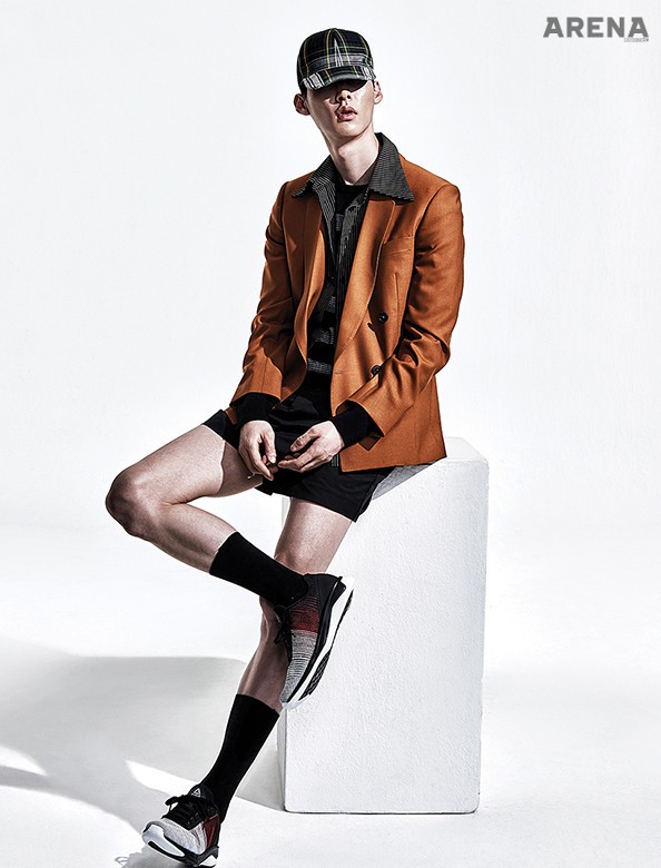 줄무늬 셔츠·검은색 쇼츠 모두 가격미정 참스, 재킷 가격미정 폴 스미스, 줄무늬 니트 19만5천원 리스, 체크무늬 모자 35만원 버버리, 스니커즈 11만9천원 리복 제품.
