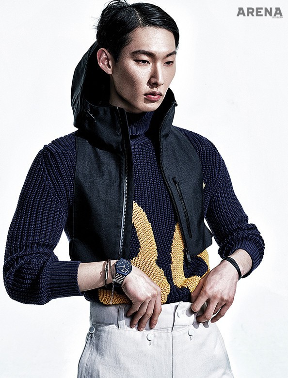 레터링 터틀넥 니트 72만원대·치노 팬츠 1백만원대·오션 후드 가격미정 모두 지제냐, 감색 줄무늬 워치 가격미정 스와치, 오른손에 찬 갈색 팔찌 6만9천원·실버 팔찌 8만9천원·왼손에 찬 검은색 팔찌 9만9천원 모두 필그림 제품.
