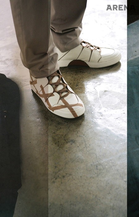 베이지색 코튼 개버딘 트라우저 76만원 에르메네질도 제냐, 티지아노 트리플 엑스(XXX) 스니커즈 1백42만5천원 에르메네질도 제냐 꾸뛰르 제품.