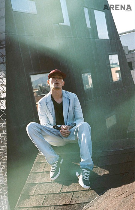 워싱 데님 소재의 싱글브레스트 재킷·짙은 카키색 니트 베스트·워싱 데님 소재의 트라우저·오페라 레드 컬러 캡 모자·남색 티지아노 로톱 스니커즈 99만원 모두 가격미정 에르메네질도 제냐 꾸뛰르 제품.