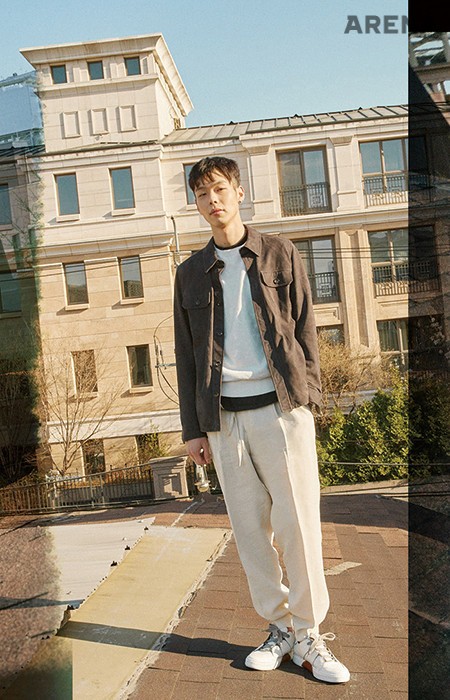 스웨이드 소재의 그레이 오버셔츠 재킷 6백99만원·흰색 프리미엄 코튼 크루넥 니트 96만5천원 모두 에르메네질도 제냐, 흰색 실크 트라우저 2백10만원·흰색 티지아노 로톱 스니커즈 99만원 모두 에르메네질도 제냐 꾸뛰르 제품.