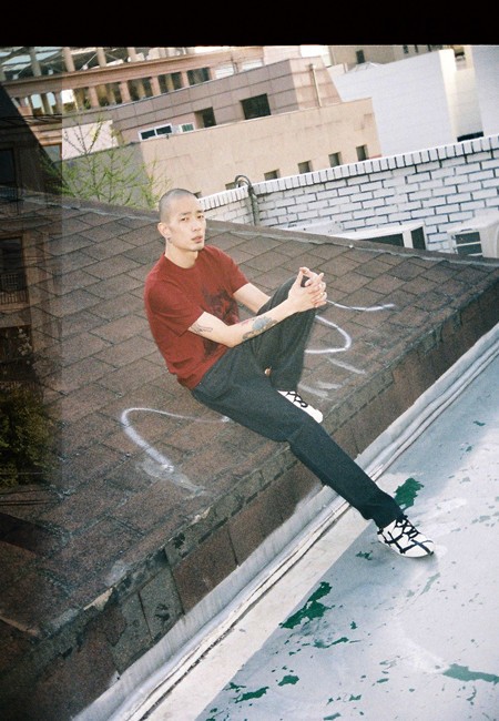 버건디색 플라워 패턴 티셔츠 56만5천원·티지아노 트리플 엑스(XXX) 스니커즈 1백42만5천원 모두 에르메네질도 제냐 꾸뛰르, 블랙 워싱 데님 팬츠 74만원 에르메네질도 제냐 제품.