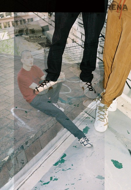 블랙 워싱 데님 팬츠 74만원 에르메네질도 제냐 제품. 실크 소재 비큐너 컬러 조거 팬츠 1백71만원·티지아노 트리플 엑스(XXX) 스니커즈 1백42만5천원 모두 에르메네질도 제냐 꾸뛰르 제품.