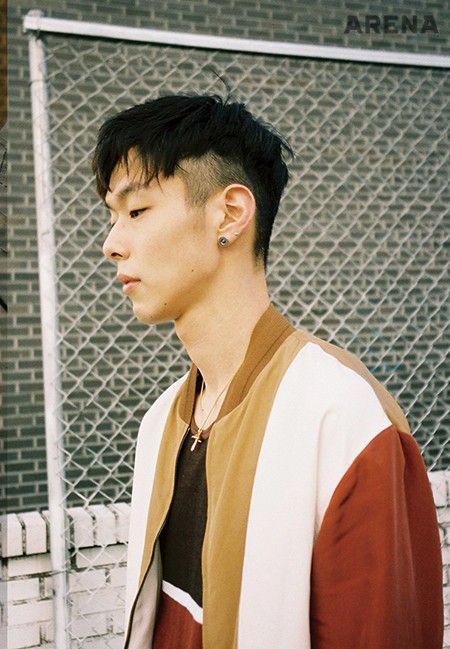 트라이 컬러 실크 소재 보머 재킷 4백68만원·줄무늬 크루넥 민소매 티셔츠 75만5천원 모두 에르메네질도 제냐 꾸뛰르 제품.