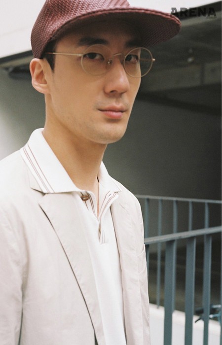 베이지색 코튼 재킷 1백80만5천원·흰색 코튼 티셔츠 96만5천원 모두 에르메네질도 제냐, 위빙 가죽 소재로 이뤄진 레드 브라운 캡 모자 가격미정 모두 에르메네질도 제냐 꾸뛰르 제품. 