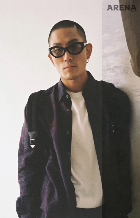 짙은 보라색의 리넨 소재 프린트 셔츠 79만원·흰색 프리미엄 코튼 크루넥 니트 톱 
96만5천원·짙은 남색 드로스트링 트라우저 73만원·검은색 펠레 테스타 줄무늬 백팩 2백12만원 모두 에르메네질도 제냐 제품.