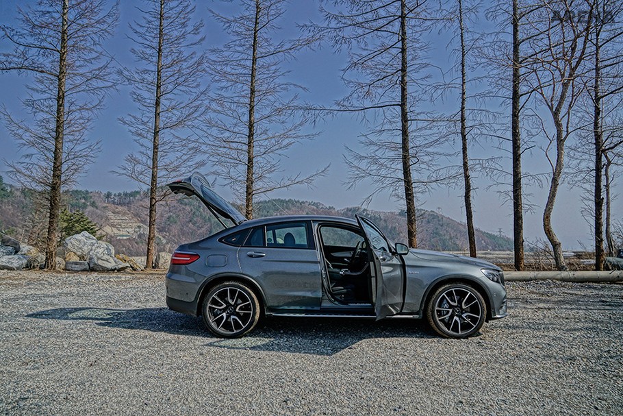 멀리서 보면 해치백처럼 보일 정도로 날렵하다.