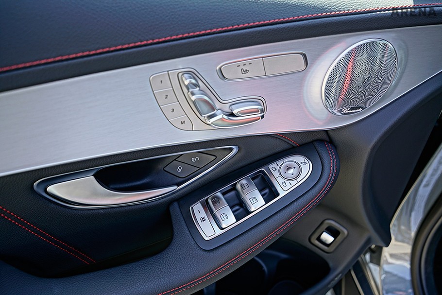 실내를 산뜻하게 해주는 밝은 금속 재질들.