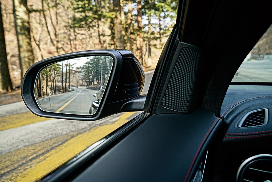 한적한 도로가 사이드미러에 담길 때 여유가 차오른다.