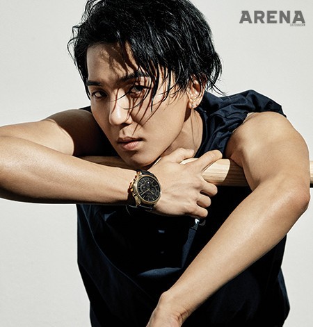 검은색 반소매 티셔츠 엠포리오 아르마니 제품. 
검은색 스트랩에 골드 베젤로 포인트를 더한 알베르토 디스플레이 스마트 워치 ART5004 58만원 엠포리오 아르마니 워치 제품.