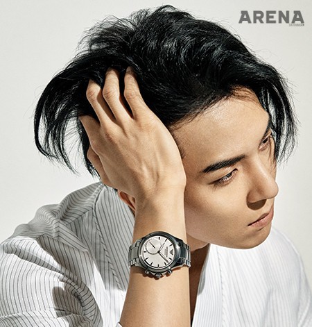 가느다란 줄무늬의 로브 셔츠 엠포리오 아르마니 제품.
클래식한 다이얼 디자인의 알베르토 하이브리드 스마트 워치 ART3017 58만원 엠포리오 아르마니 워치 제품.