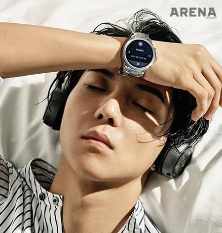 파란색 줄무늬의 싱글 칼라 셔츠 엠포리오 아르마니 제품.
지름 46mm의 시원한 디지털 화면, 단정한 실버 브레이슬릿의 알베르토 디스플레이 스마트  워치 ART5000 66만원 엠포리오 아르마니 워치 제품.