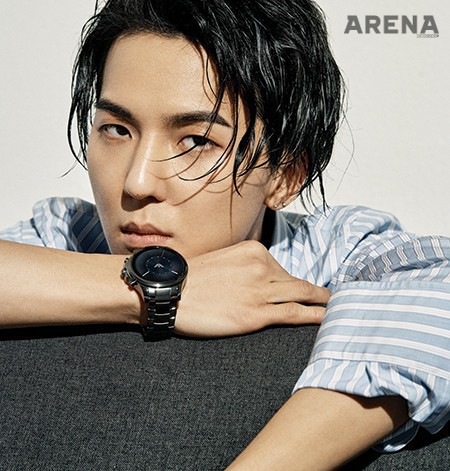 하늘색 줄무늬 셔츠 엠포리오 아르마니 제품.
검은색 건메탈 브레이슬릿의 알베르토 디스플레이 스마트 워치 ART5005 66만원 엠포리오 아르마니 워치 제품.