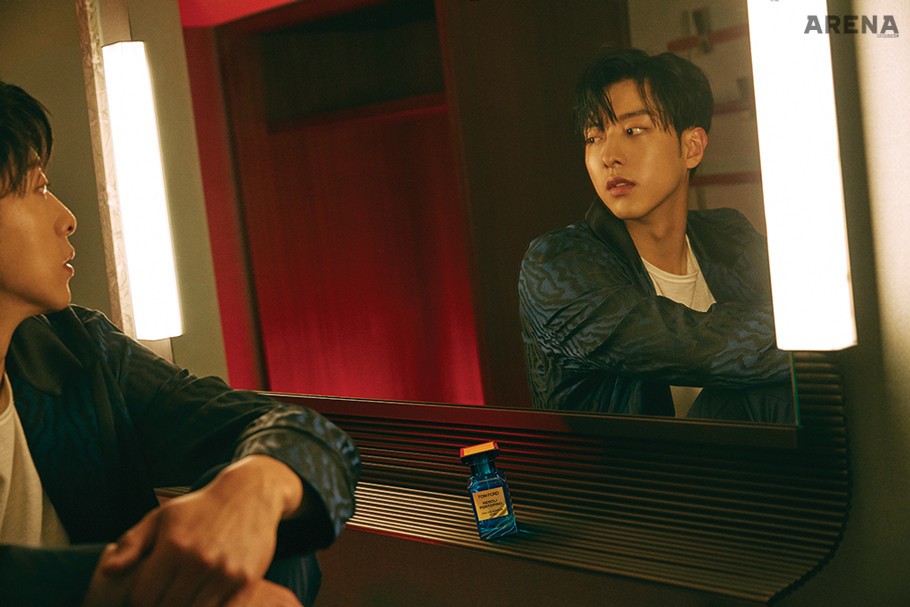 지브러 무늬의 실크 로브·남색 실크 팬츠 모두 가격미정 라펠라, 아이보리색 슬리브리스 톱 가격미정 비이커 제품.
