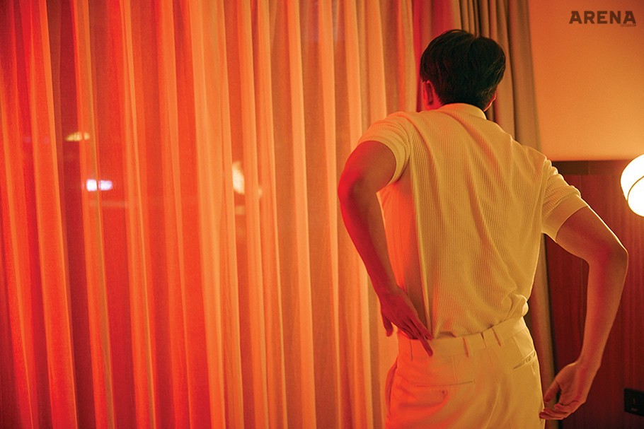 흰색 니트 소재 피케 티셔츠·흰색 헨리넥 톱·흰색 팬츠 모두 가격미정 톰 포드 제품.
