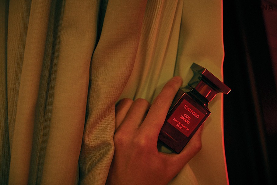 진귀한 원료로 만들어 신비롭고 스모키한 느낌을 주는 우디 향수. 오드 우드(OUD WOOD) 50mL 톰 포드 뷰티  제품.
