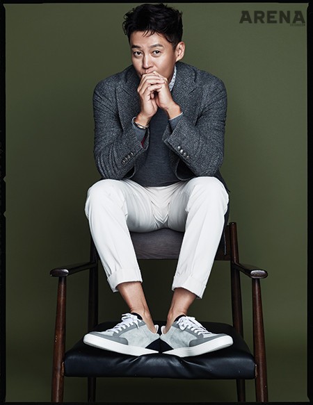 금속 버튼이 특징인 울 소재 더블브레스트 재킷 5백17만원·밝은 회색 크루넥 니트 1백13만원·흰색 면 팬츠 1백3만원·회색 스니커즈 1백23만원 모두 브루넬로 쿠치넬리 제품.