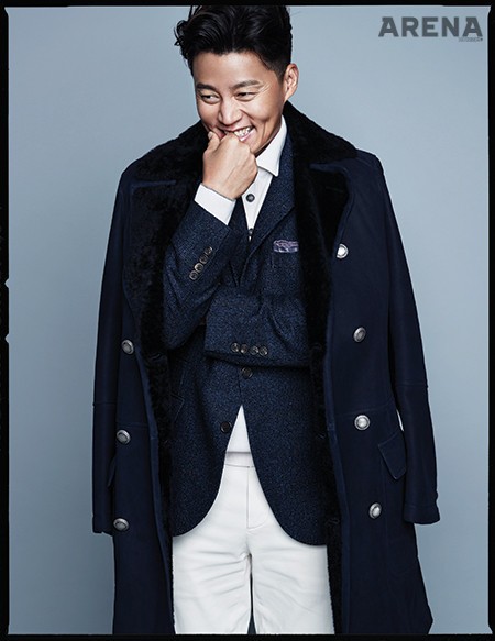 부드러운 천연 양가죽 시어링 코트 1천4백30만원·전형적인 브루넬로 쿠치넬리 스타일의 싱글 재킷 5백47만원·캐시미어 소재의 아이보리색 니트 1백93만원·흰색 코듀로이 팬츠 1백3만원·포켓 스퀘어 31만원 모두 브루넬로 쿠치넬리 제품.