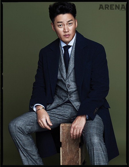 플랫 포켓에 정교한 디테일을 더한 가볍고 부드러운 캐시미어 소재의 남색 코트 9백3만원·전형적인 브루넬로 쿠치넬리 스타일로, 현대적이고 날렵한 핏의 회색 수트 5백79만원·남색 타이 35만원 모두 브루넬로 쿠치넬리 제품.