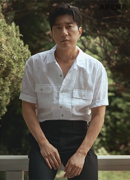 흰색 마 소재 셔츠는 코모도, 검은색 팬츠는 스타일리스트 소장품.