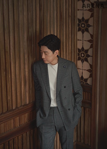 회색 수트는 라르디니, 흰색 이너는 헨리코튼 제품.