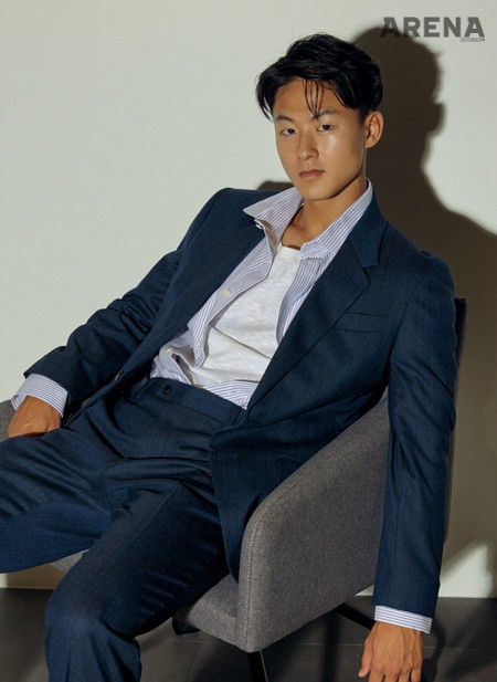 흰색 티셔츠·줄무늬 셔츠·남색 수트 모두 커스텀멜로우 제품.