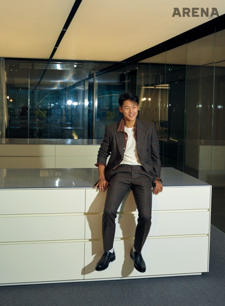 흰색 티셔츠·갈색 줄무늬 셔츠·짙은 밤색의 더블브레스트 수트·검은색 레이스업 슈즈 모두 커스텀멜로우 제품.