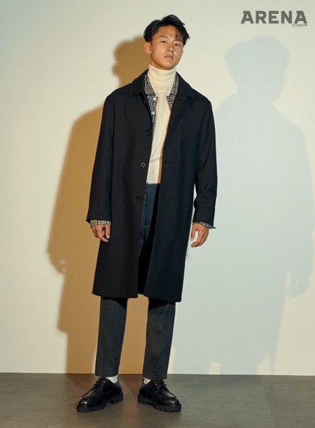 크림색 터틀넥 니트·체크무늬 셔츠·회색 울 소재 팬츠·검은색 맥코트·U팁 슈즈 모두 커스텀멜로우 제품.