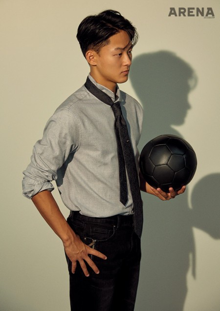 회색 드레스 셔츠·검은색 타이·검은색 데님 팬츠 모두 커스텀멜로우 제품.